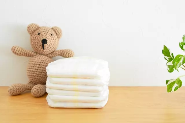 おむつとクマのぬいぐるみ