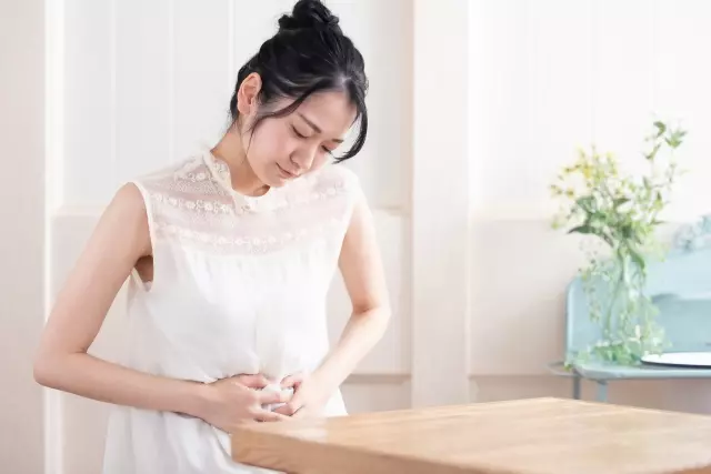 妊婦さんがお腹に手を当てる