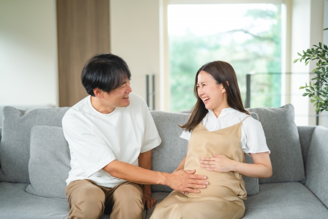 笑い合う夫婦