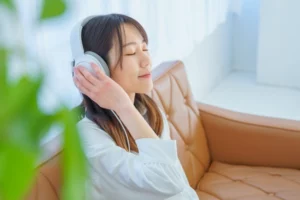 音楽を聴く女性