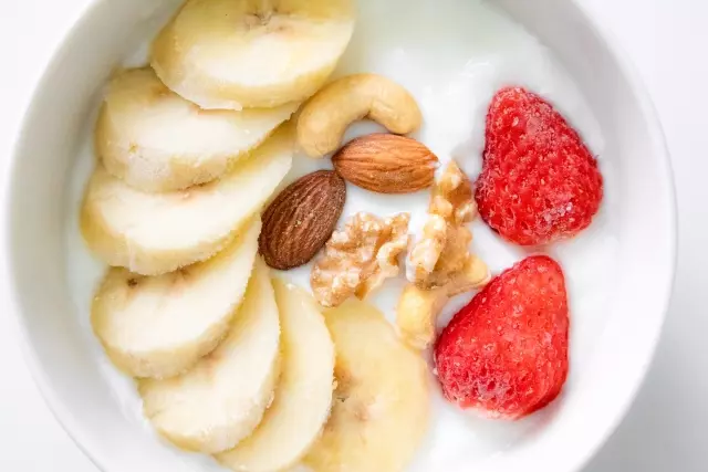 ヨーグルトにフルーツ・ナッツ