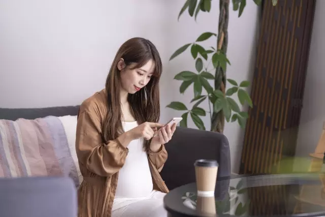 スマホを触る女性