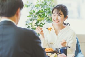 外食する男女
