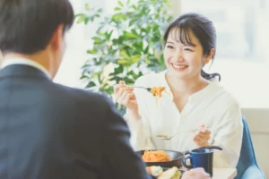 外食する男女