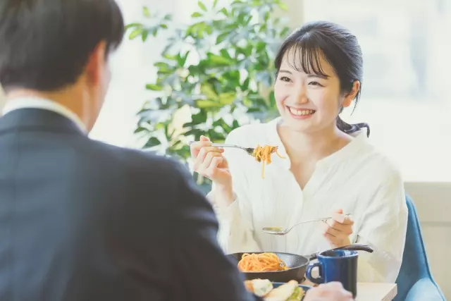 外食する男女