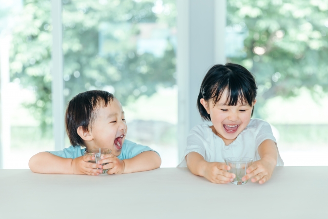 水を飲む子供