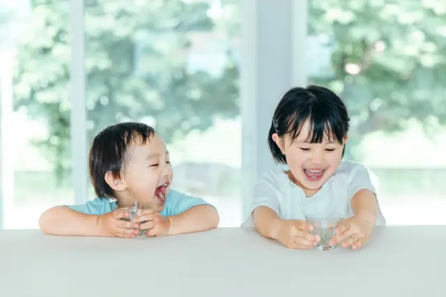水を飲む子供