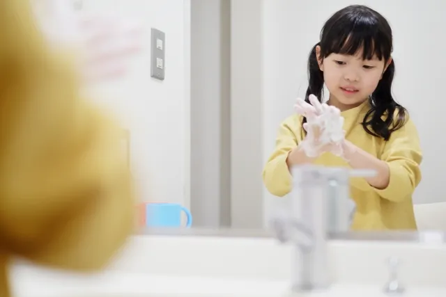 手を洗う女の子