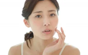 頬のしこりを発見したら形成外科へ！考えられる疾患を解説します