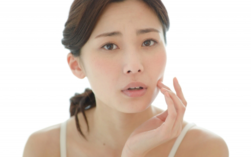 頬のしこりを発見したら形成外科へ!考えられる疾患を解説します