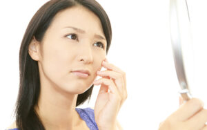 顔の黒いシミの症状・原因や治療法・予防法