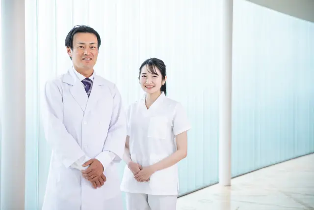 笑顔、白衣