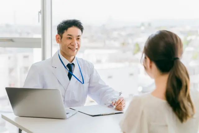 性病検査の問診を行う医師