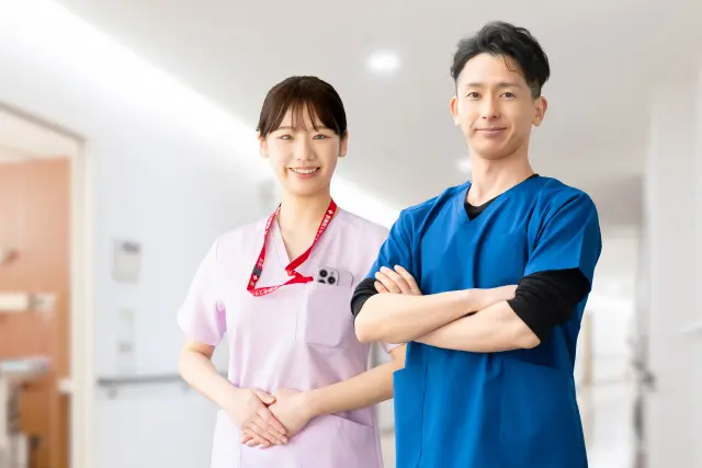 性感染症の検査と治療について説明する医師のイラスト