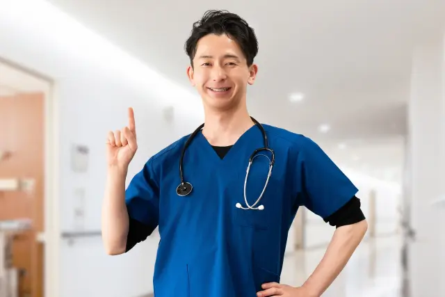 男性の性病検査について相談を受ける医師